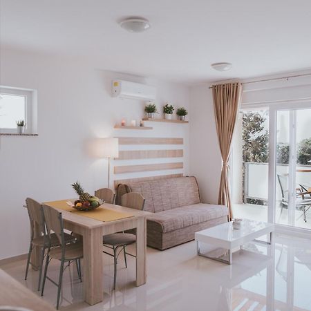 Poolside Hideout Apartments Novalja Exterior foto