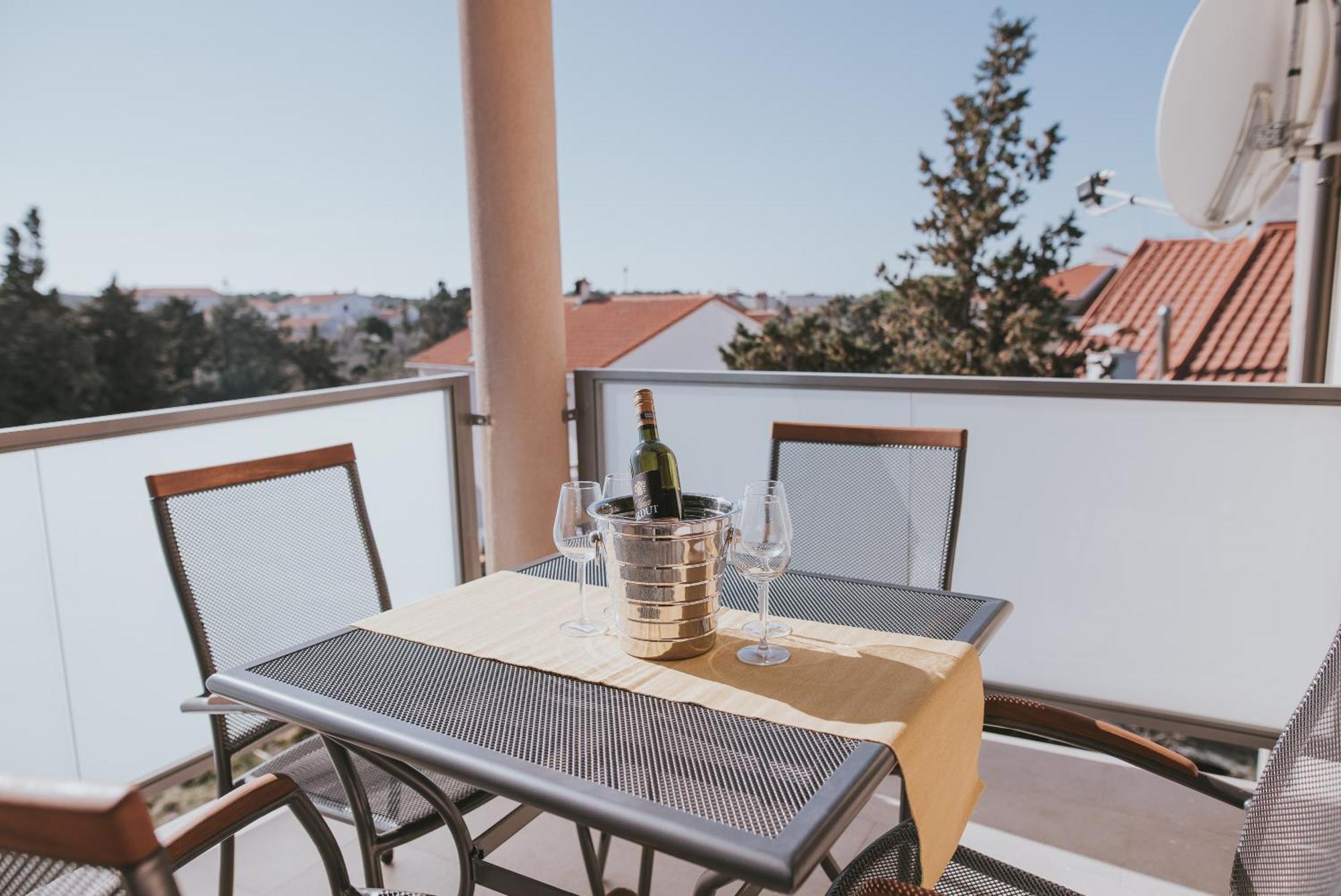 Poolside Hideout Apartments Novalja Exterior foto